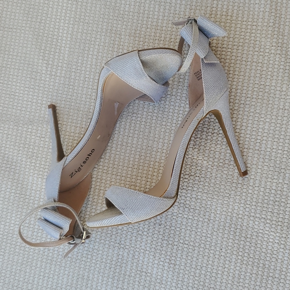 Silver Bow Heels *size 8.5*